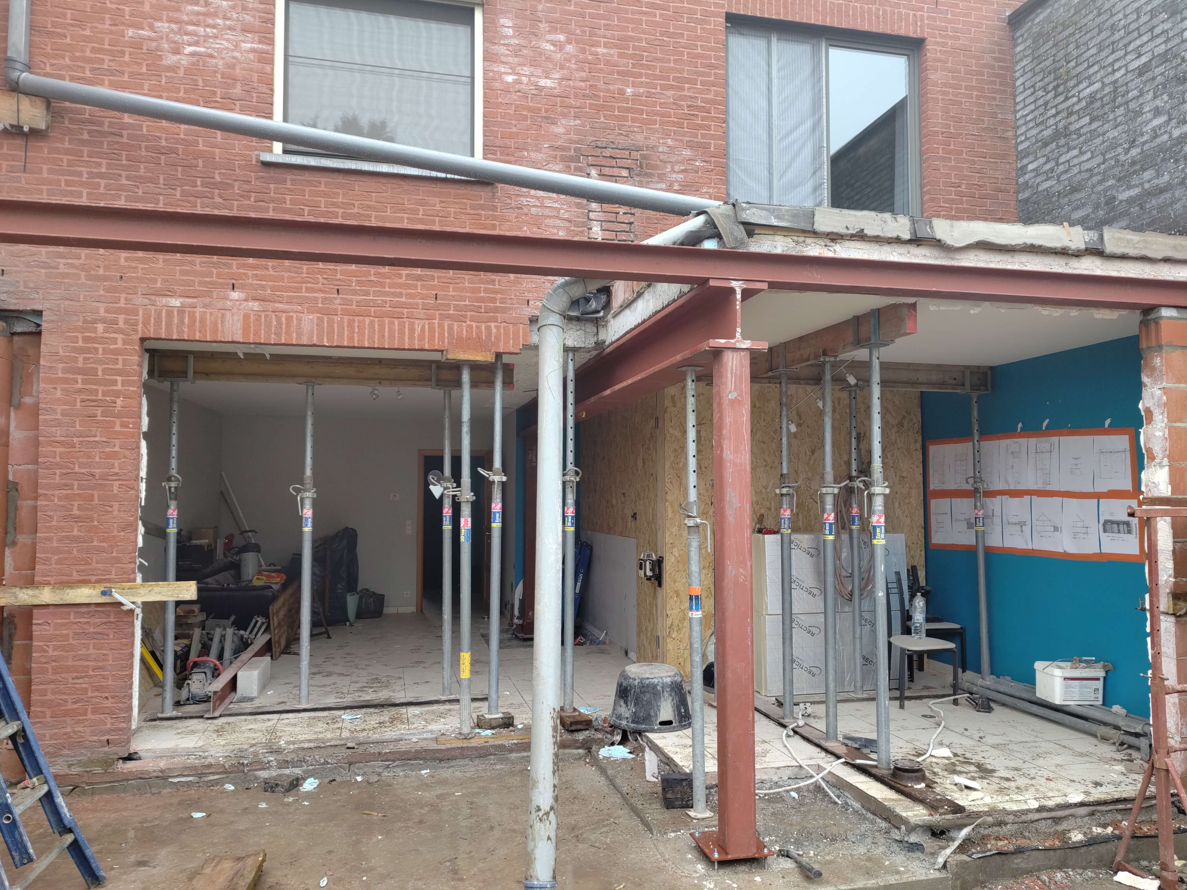 balken en constructie geplaatst voor bijbouw